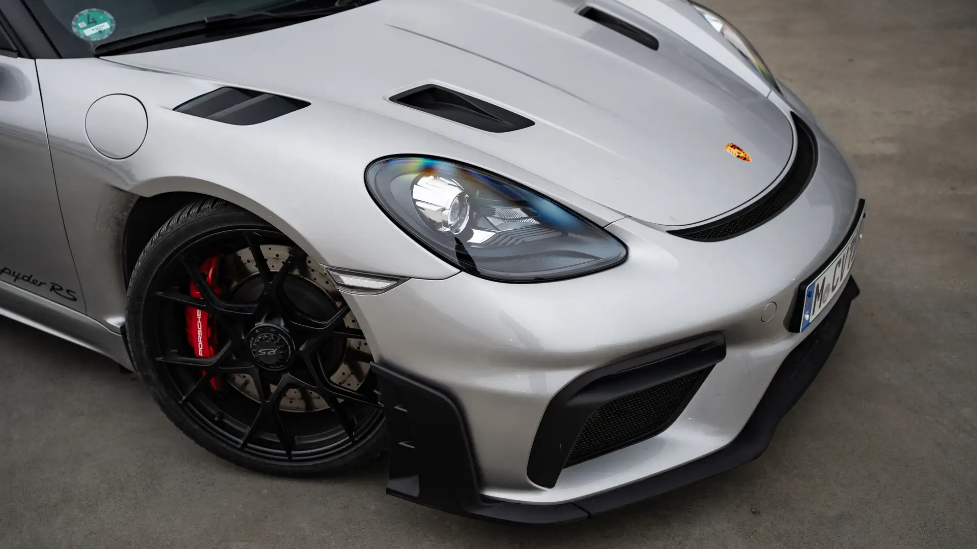 The rim and headlight of our Porsche Spyder RS in detail.